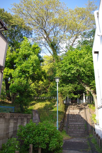 熱田神宮の北西側、閑静な住宅地の中に白鳥古墳の入口の道がひっそりと現れます。