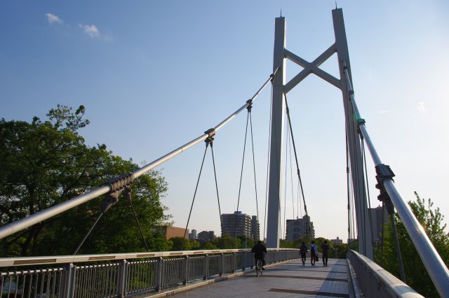 公園から堀川を渡る吊り橋を渡ります。