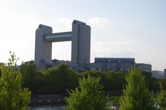 対岸右側には名古屋国際会議場の大きな建物が目を引きます。