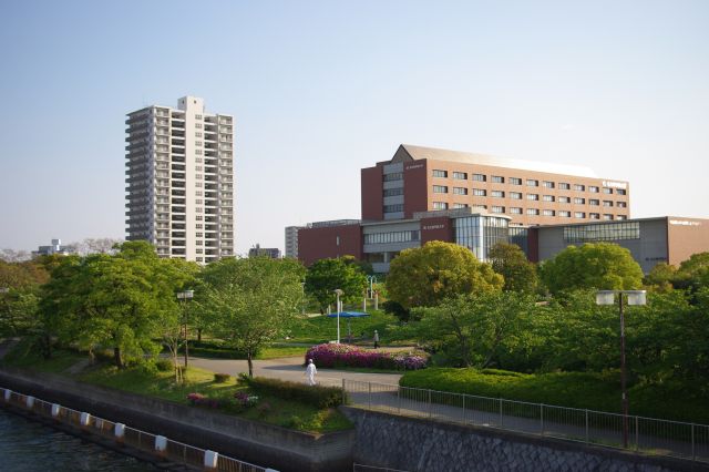 対岸には白鳥公園、名古屋学院大学があります。