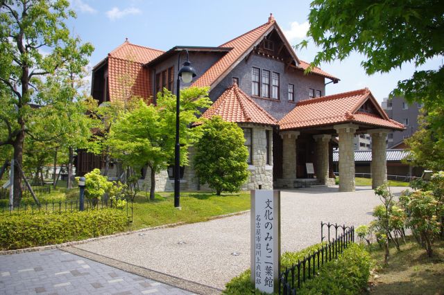 電力王の福沢桃介と日本の女優第1号の川上貞奴が住んでいたという、美しい邸宅でした。