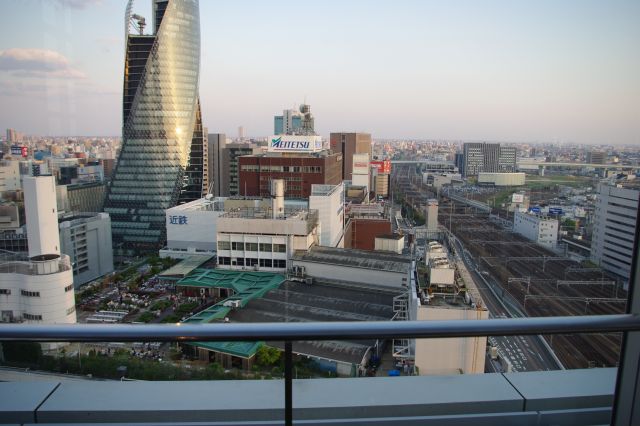 南側の眺め、スパイラルタワーズと名鉄名古屋駅方面。