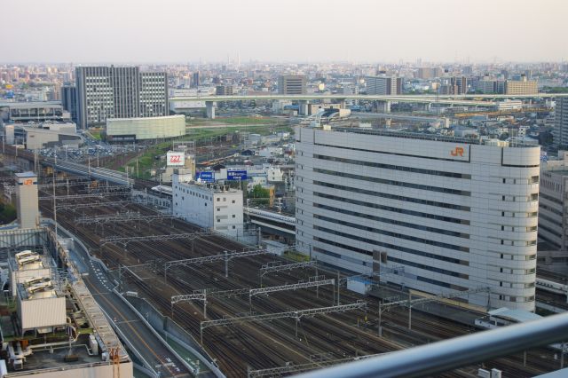 JR名古屋駅の南側には線路がたくさん伸びています。
