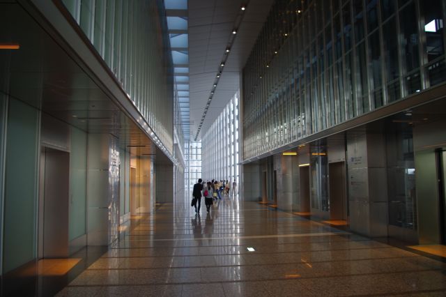 桜通側のエレベーターでセントラルタワーズ15階へ。細長いロビーが広がります。
