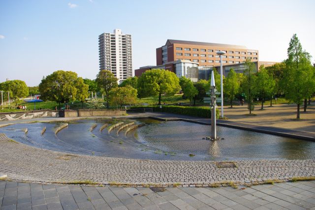 熱田神宮公園から橋を渡ると白鳥公園。正面は名古屋学院大学。