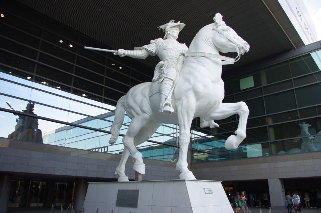 入口前にはレオナルド・ダ・ヴィンチの未完成作「スフォルツァ騎馬像」の復元像。