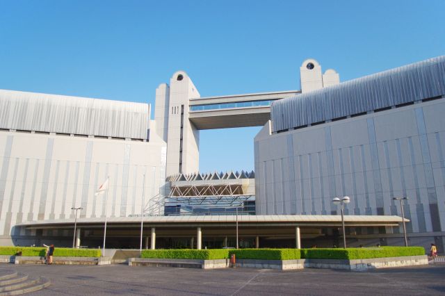 目前にすると迫力のある巨大で大規模な施設です。センチュリーホールは全日本吹奏楽コンクールの会場としても知られています。