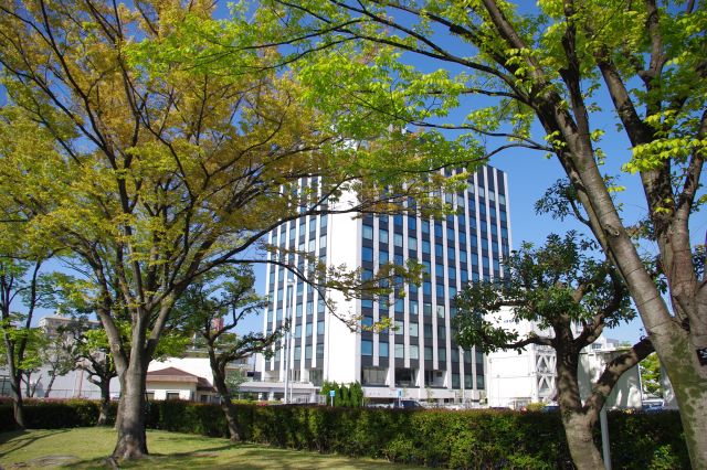 一際大きい名古屋港湾会館の建物。