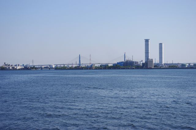 正面には名港トリトンの東大橋と工場群。横浜の扇島の風景に似ています。