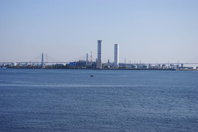 湾の正面、海上の工業地帯の風景。