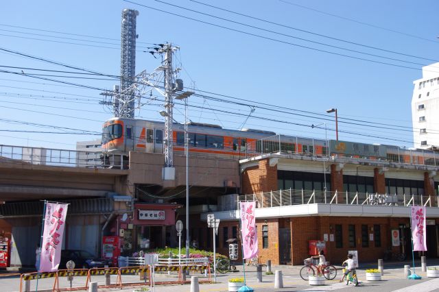 すぐ目の前にJR鶴舞駅。奥には165mの鉄塔のある中部電力千代田ビル。
