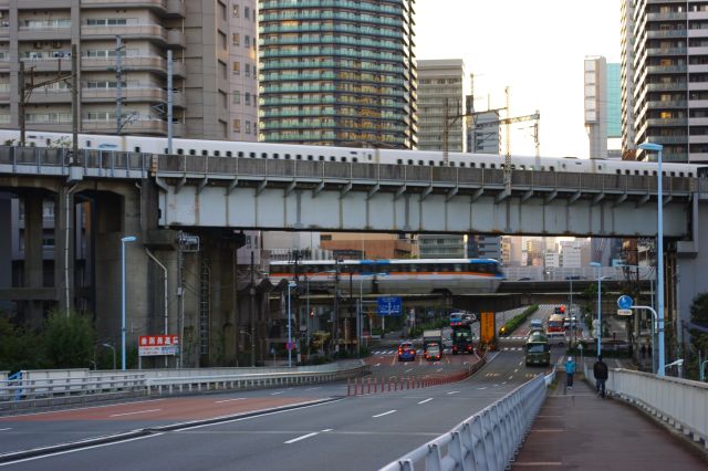 港南大橋を戻ります。新幹線と東京モノレールの共演。