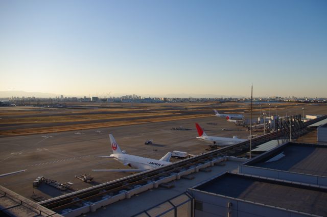 羽田空港第1ターミナルの展望台へ。西北西の蒲田方面、広大な空港の敷地はとても解放的です。