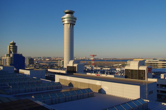 北東側、第2ターミナルとの間には大きな管制塔。奥はお台場などの港湾地区。