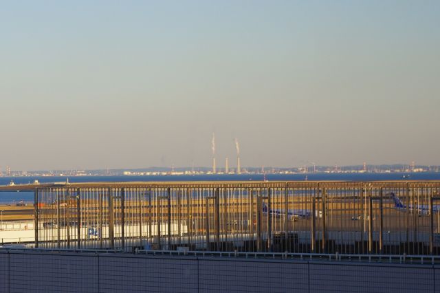 東京湾の対岸の千葉県側には工業地帯が並ぶ。