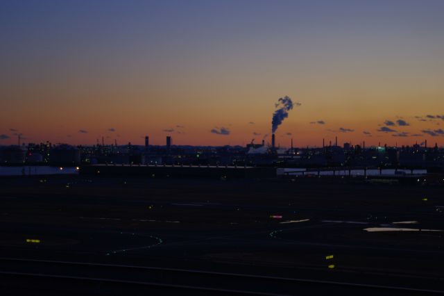 京浜工業地帯と夕空。暗くて少し不気味ですがあまり見られない光景。