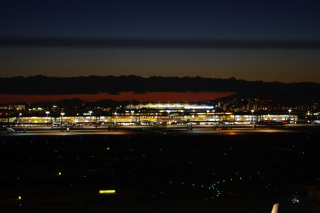 国際ターミナルも煌々と照る。