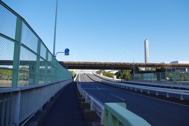 品川シーサイド駅北東の大井北埠頭橋で京浜運河と首都高羽田線を渡り、東京モノレールの下をくぐります。