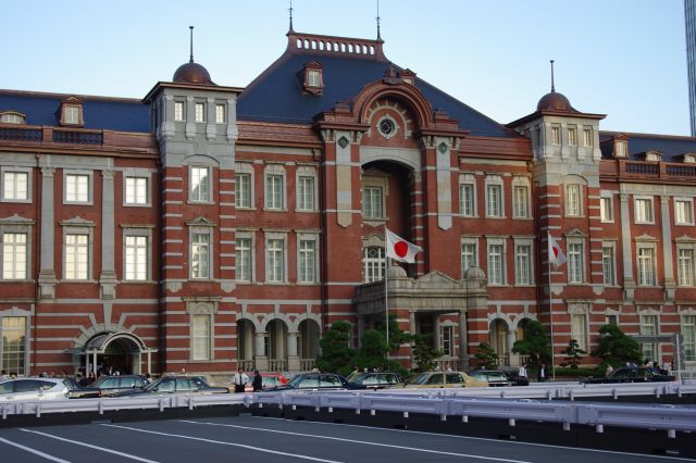 駅舎の中央部。左に丸の内中央口改札、右に東京ステーションホテルの入口があります。