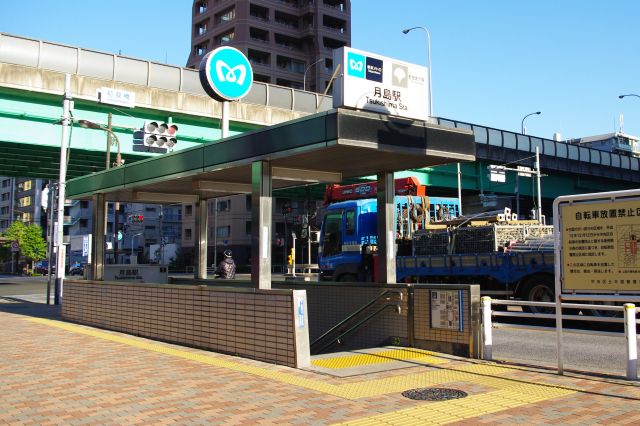 東京メトロ有楽町線の月島駅から地上へ。交通量の多い清澄通りに出ます。