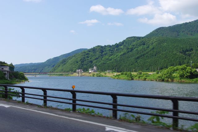 川幅の広い最上川。山形県南端の米沢市から流れているとても長い川です。