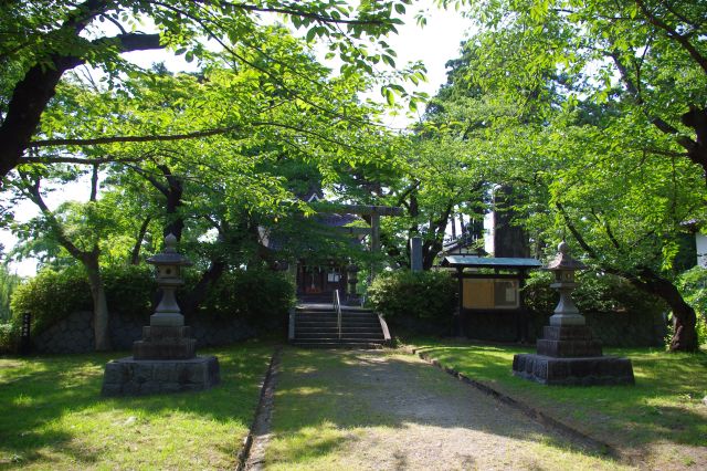 一角にある鶴岡護国神社。