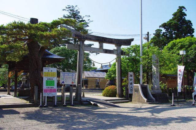 本丸跡に建てられた荘内神社。庄内藩の酒井家を祀る由緒ある神社。