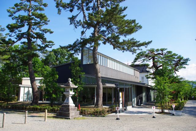 参道と大宝館の間にある藤沢周平記念館。近代的なきれいな建物で新旧の建築物が混在。