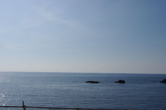 新潟方面へ向かう途中の日本海側。西側に見るきらめく海は新鮮です。