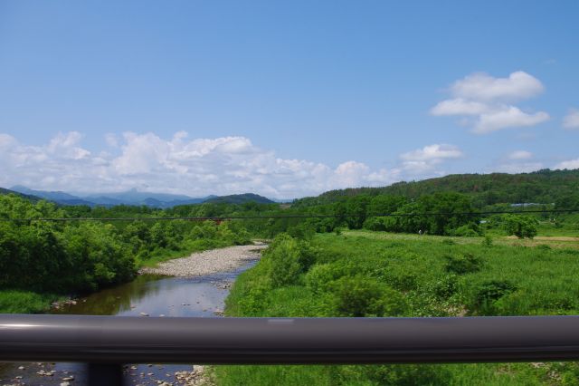 福島県喜多方市から自然豊かな国道121号線を北上し米沢市へ入ります。