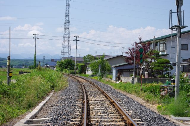 米坂線の羽前小松駅付近を通過。