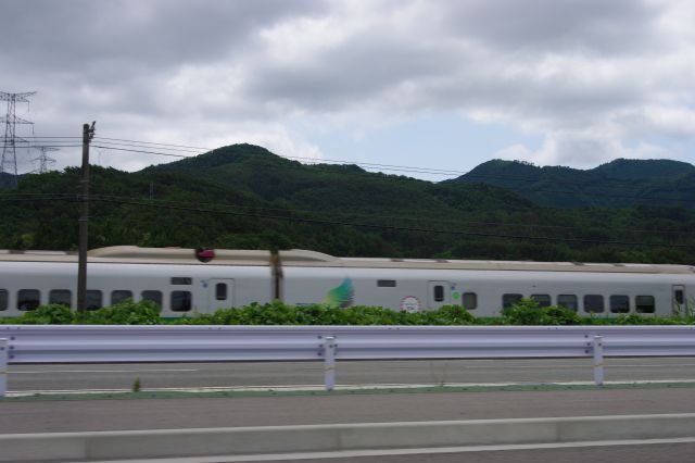山形市に向け、米沢方面から合流した山形新幹線と併走していきます。