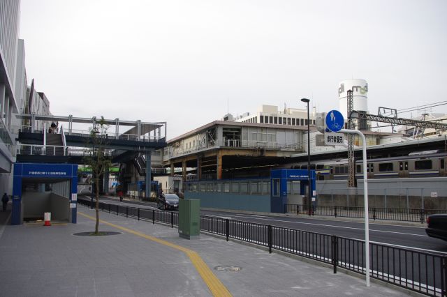 戸塚駅西口。駅は古そうですが新しい大きなショッピングモールと接続しています。