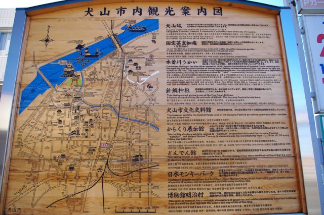 名鉄の犬山駅前の観光案内図。
