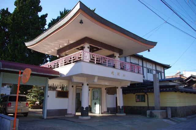 浄誓寺。独特な白い建物の鐘。