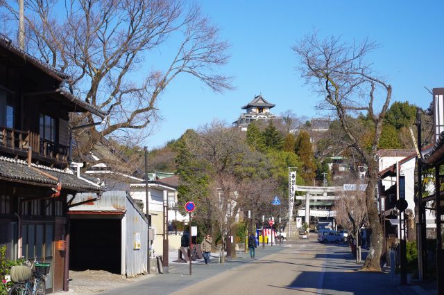 通りを進むと針綱神社の鳥居と、高台に犬山城が見えてきます。