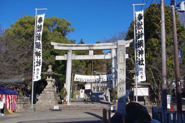 通りの突き当たりの犬山城の入口には針綱神社の鳥居があります。