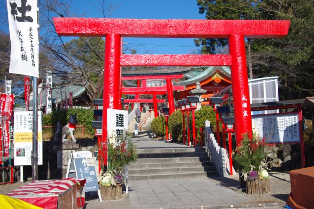針綱神社の横には鮮やかな鳥居が印象的な三光稲荷神社。