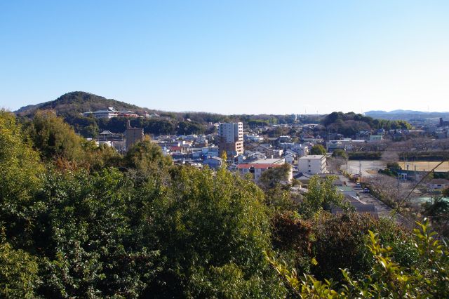 丘の中腹ながら高さがあり見晴らしが良い。さらに上の犬山城へ上っていきます。