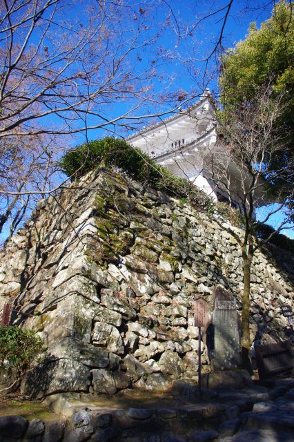 犬山城へは急な石坂を登っていきます。