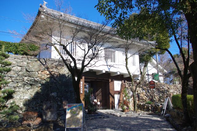 山の頂上、犬山城の入口の門。