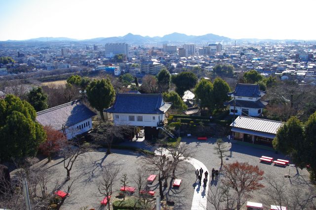 天守の広場、犬山駅方面を眺める。切り立った丘の上で山裾が見えず、高層ビルからの眺めのよう。