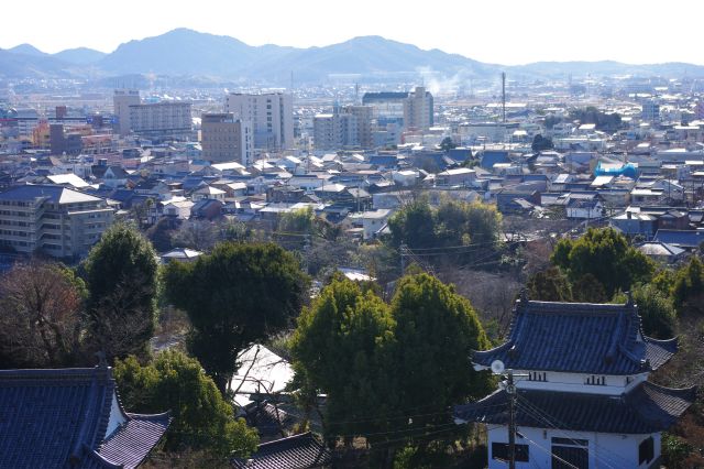犬山駅周辺。マンション群も見下ろす高さ。築城当時はさぞ特別な景色だったのだろう。