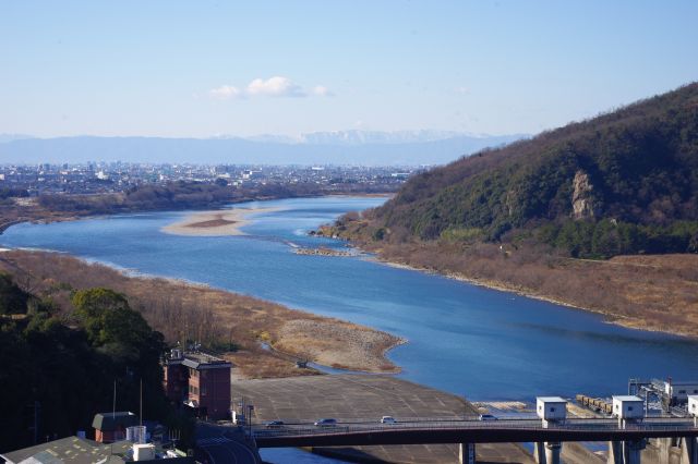 木曽川のずっと先にうっすらと雪が残っている山脈が見えます。
