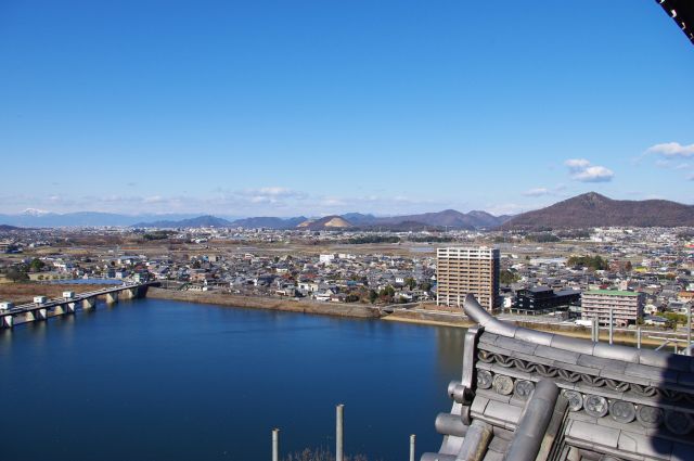 北西側、対岸は岐阜県各務原市（かかみがはらし）。犬山市より建物が少ない印象。