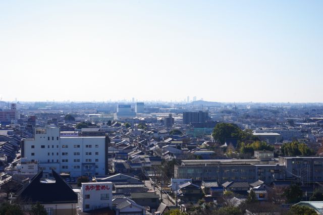 名古屋方面を眺めると高層ビル群がうっすらと確認できました。追記：手前には小牧山城があります。