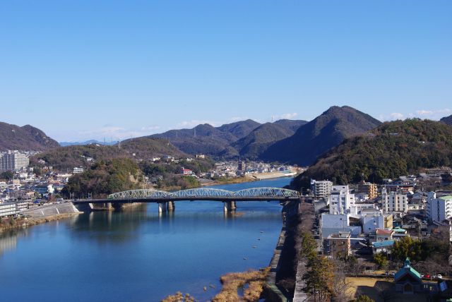 木曽川上流方面、犬山橋が架かっています。