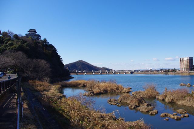 木曽川沿いに歩いていきます。丘の上に立つ犬山城。