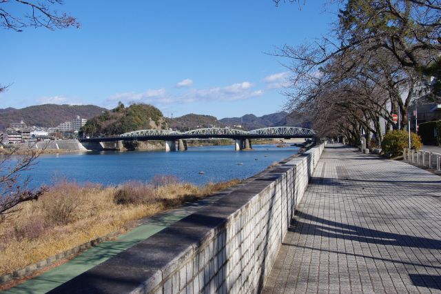 木曽川遊歩道は犬山橋、犬山遊園駅方面へ真っ直ぐ続いています。