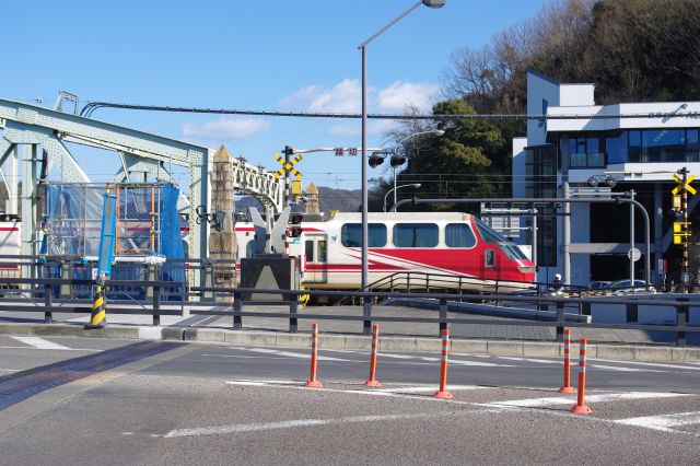 犬山橋を渡る名鉄線。橋は一部工事中。